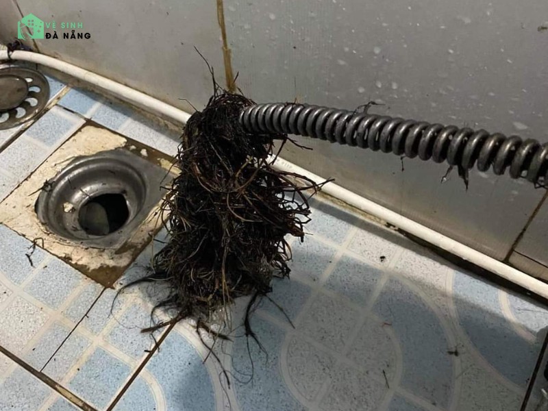 Tồn đọng rác thải sinh hoạt gây nghẹt cống nhà vệ sinh