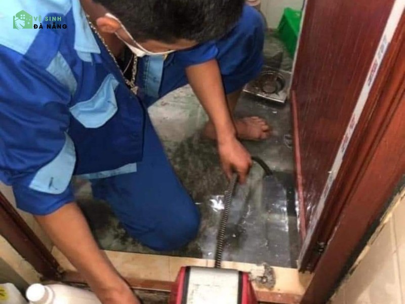 Đội ngũ nhân viên tay nghề cao, có nhiều năm xử lý nghẹt cống hiệu quả