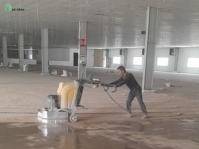 Hình ảnh đội mài sàn bê tông triển khai dự án tại KCN Hòa Khánh