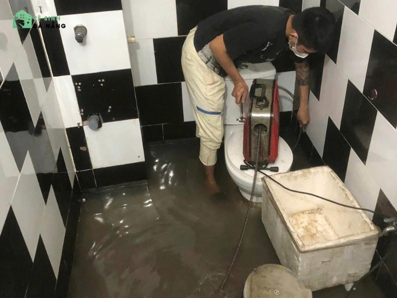 Dịch vụ thông tắc bồn cầu của công ty Vệ Sinh Đà Nẵng