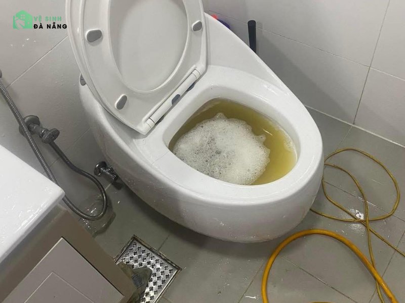 Dấu hiệu nhận biết bồn cầu nhà bạn bị tắt nghẽn