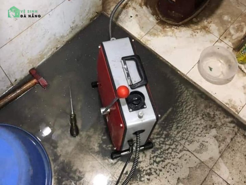 Sử dụng thiết bị chuyên dụng để xử lý tình trạng tắt nghẽn bồn cầu nhanh chóng